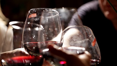 Pessoas brindando e bebendo vinho