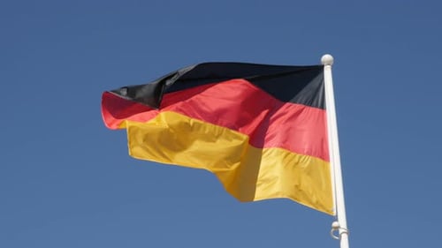 Deutsches Nationalsymbol winkt vor blauem Himmel 4K 2160p 30fps UHD-Filmmaterial - Erkennbares Deutsch