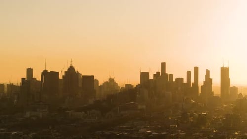 Atemberaubender Sonnenuntergang in der Stadt