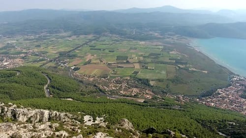 Una pequeña ciudad en una bahía boscosa y fértil llanura aluvial junto al mar