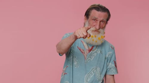 Mann lächelt aufgeregt und zeigt in die Kamera, wählt den glücklichen Lottogewinner aus und zeigt Ihnen