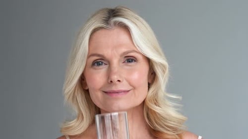 Mujer feliz, saludable, sedienta, en forma de mujer de mediana edad de 50 años con