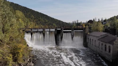 Wasserkraftdamm mit fließendem Wasser durch Tor Luftaufnahme von der Drohne