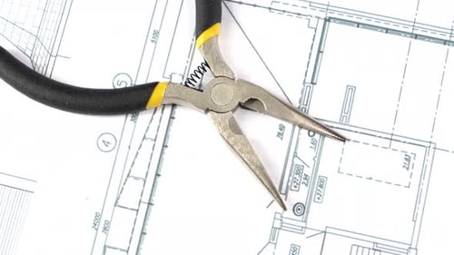 Alicate de ponta redonda cinza e amarelo no plano de construção, esquema, rotação, close up