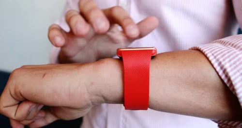 Mittelteil eines Geschäftsmannes mit Smartwatch