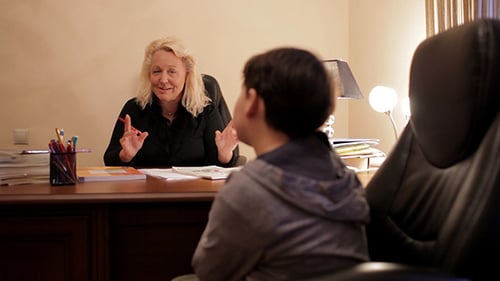 Profesora de inglés de mediana edad enseña inglés