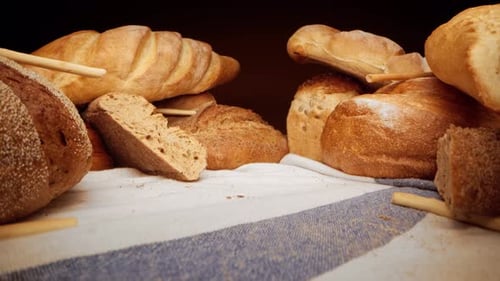 Auswahl an frischem Brot auf der Tischdecke Video vergrößern