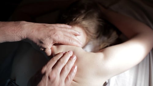 Junge Frau bekommt Rückenmassage 1