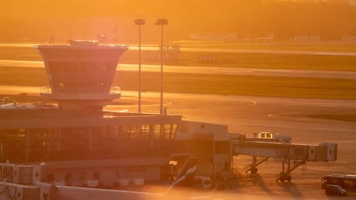 - Flugsicherungsturm bei Sonnenuntergang