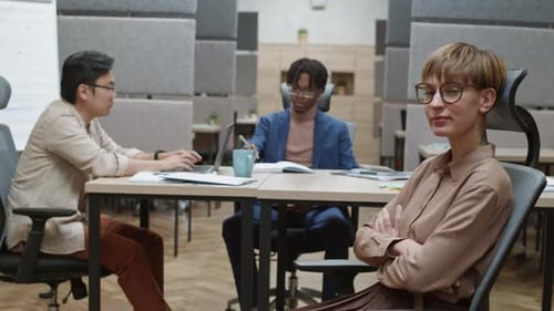 Retrato de uma trabalhadora de escritório caucasiana no espaço de coworking