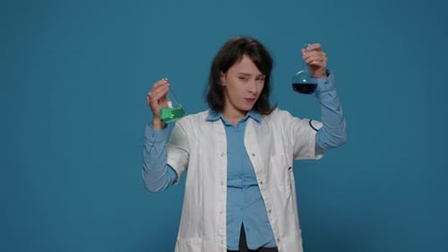 Une chimiste analysant une substance génétique dans des béchers de laboratoire