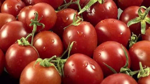 Nahes und detailliertes Shot-Stapel mit frischen Tomaten 7