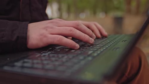 Closeup Movendo Macro Tiro Pessoa Digitando no Teclado do Computador