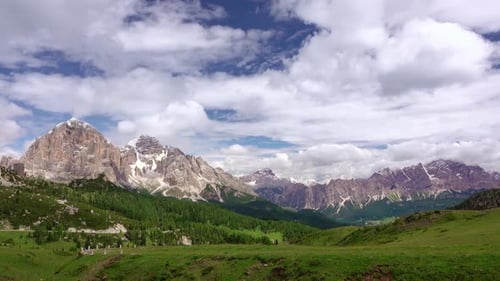 Wolken über einem Alpental