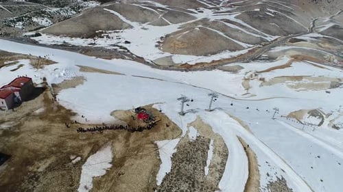 Luftaufnahme der verschneiten Berge und des Skizentrums