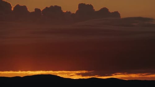 Geheimnisvoller Sonnenaufgang hinter Gewitterwolken