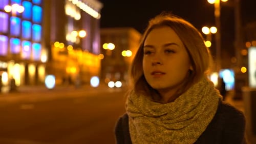 Speed Midnight Girl usa un teléfono inteligente 7 Fhd No