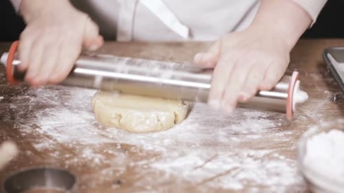 Pâte à rouler. Faire des biscuits au sucre de Noël pour le père Noël