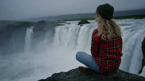 Reisende am Wasserfall in Island oder Norwegen