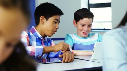 Schüler nutzen digitales Tablet im Klassenzimmer