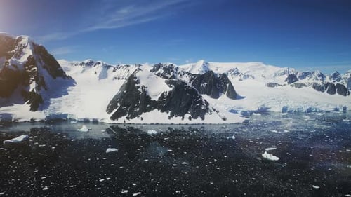 Schneeberge, Küste der Antarktis. Luftaufnahme.