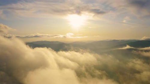 Voando acima de nuvens orgânicas. Paisagem aérea nas montanhas. Paisagem de nuvens fofa