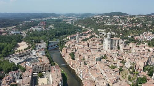 Vuelo en Zumbido sobre el casco antiguo y el río Onyar, Girona