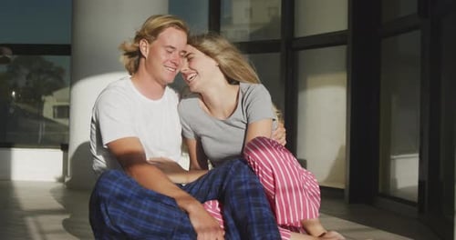 Pareja caucásica se aísla en casa durante la pandemia de coronavirus covid19