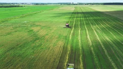 La cosechadora trabaja en el campo cosechando al final del verano. Vista desde arriba