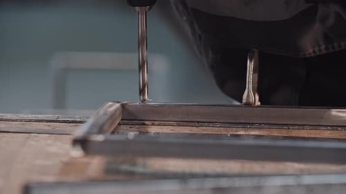 Arbeiten im Werk Bohren von Löchern im Metallbau