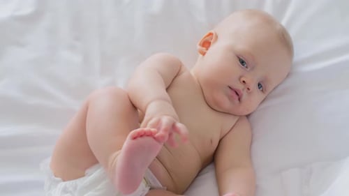 Preciosa niña de seis meses en pañales
