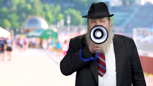 Homem sênior anunciando mensagem com megafone