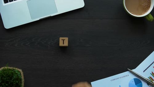 Team, Geschäftsfrau macht Wort aus Würfeln, zusammenhängende und freundliche Arbeitsgruppe