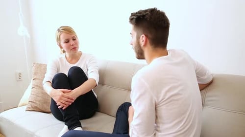 Una pareja joven discute su situación financiera