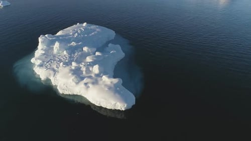 Eisberg schweben in klarem Wasser, Ozeandrohne, Ansicht von oben