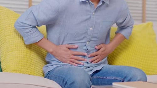 Nahaufnahme: Mann mit Bauchschmerzen, also Schmerzen, Krankheit
