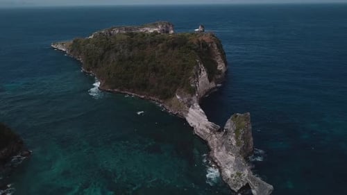 Vista aérea desde arriba de una isla tropical bañada por el agua azul del océano, playa de Atuh