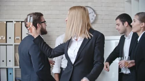 Festejando no escritório