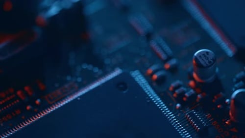 Integrierte Leiterplatte mit Prozessor in Nahaufnahme