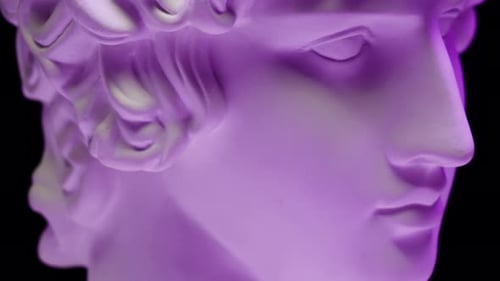 Gipskopfskulptur Apollonian in lila Neonlicht Nahaufnahme