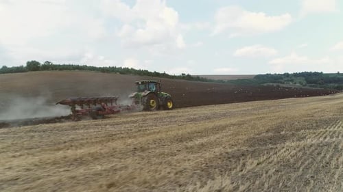 Landwirtschaftlicher Traktor pflügt ein großes Feld