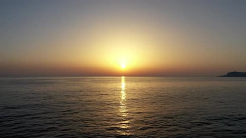 Le coucher de soleil au-dessus de la mer s'est envolé sur un Drone au soleil