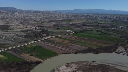 Luftaufnahme über fruchtbares Land in der Nähe des Flusses
