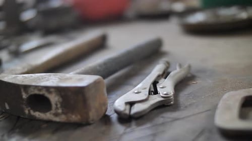 Cierre las herramientas sobre la mesa en el taller. Antecedentes industriales