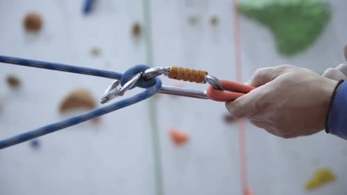 Kletterseil, Sicherungsleine mit Karabiner für Klettereinheiten im Innenbereich auf künstlicher Wand