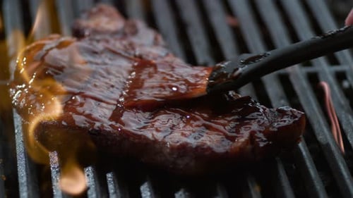 Sauce barbecue sur bifteck en T, photographiée sur Phantom Flex 4K