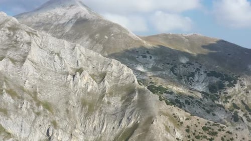 Vuelo alrededor del pico Vihren en la montaña Pirin