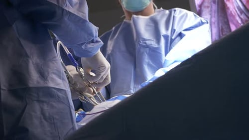 Chirurgen, die während der Operation arbeiten, Nahaufnahme von Händen und Instrumenten.