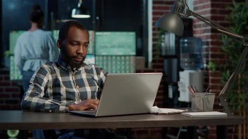 Comerciante de vendas trabalhando na economia do mercado de ações com laptop