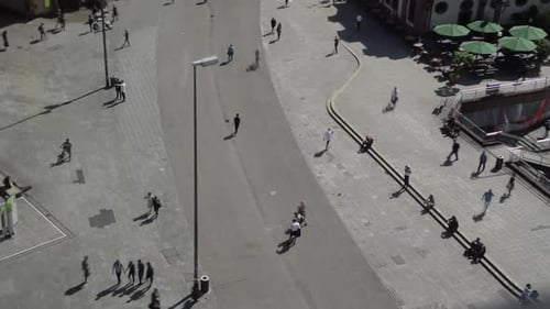 ZEITRAFFER: Menschenmenge geht im Sommer über die Plaza in der deutschen Stadt Frankfurt Am Main Hauptwache